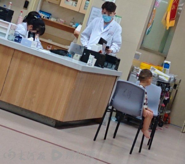 南京配资公司 28岁单亲妈妈倒在出租屋，2岁幼童伴母遗体数日